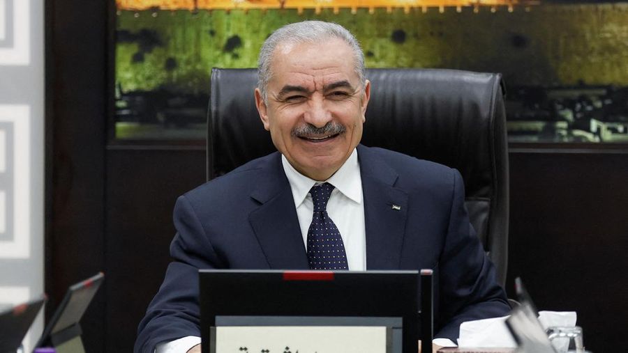 Perdana Menteri Palestina Mohammad Shtayyeh mengumumkan pengunduran dirinya, di Ramallah di Tepi Barat yang diduduki Israel, 26 Februari 2024. (REUTERS/Mohammed Torokman)