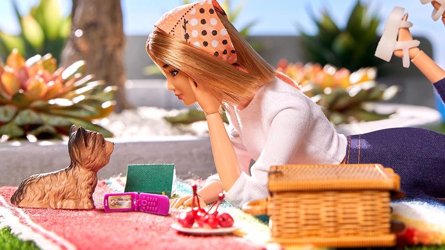 Perusahaan dibalik smartphone bermerek Nokia, HMD, kependekan dari Human Mobile Devices, mengatakan akan meluncurkan ponsel flip Barbie musim panas ini, bekerja sama dengan pembuat mainan Mattel. (Dok. HMD)