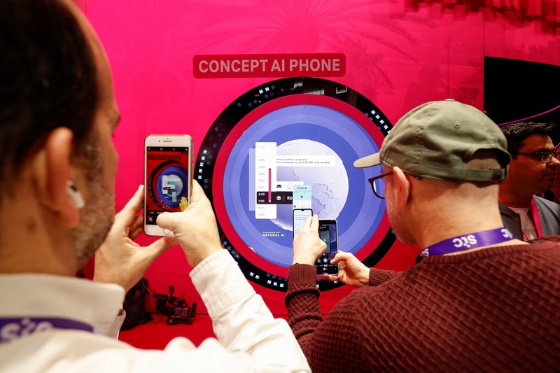 Aplikasi ponsel AI konsep gratis Deutsche Telekom ditampilkan, pada Mobile World Congress (MWC) 2024 di Barcelona, Spanyol 26 Februari 2024. Aplikasi ponsel AI konsep gratis Deutsche Telekom ditampilkan, pada Mobile World Congress (MWC) 2024 di Barcelona, Spanyol 26 Februari 2024. (EUTERS/Albert Gea)