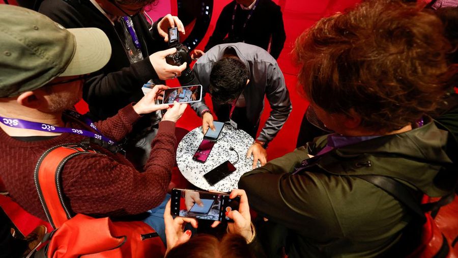 Aplikasi ponsel AI konsep gratis Deutsche Telekom ditampilkan, pada Mobile World Congress (MWC) 2024 di Barcelona, Spanyol 26 Februari 2024. (EUTERS/Albert Gea)