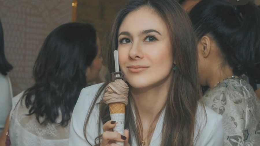 Pesona Wulan Guritno Saat Makan Bareng Anak dan Nongkrong di Kafe