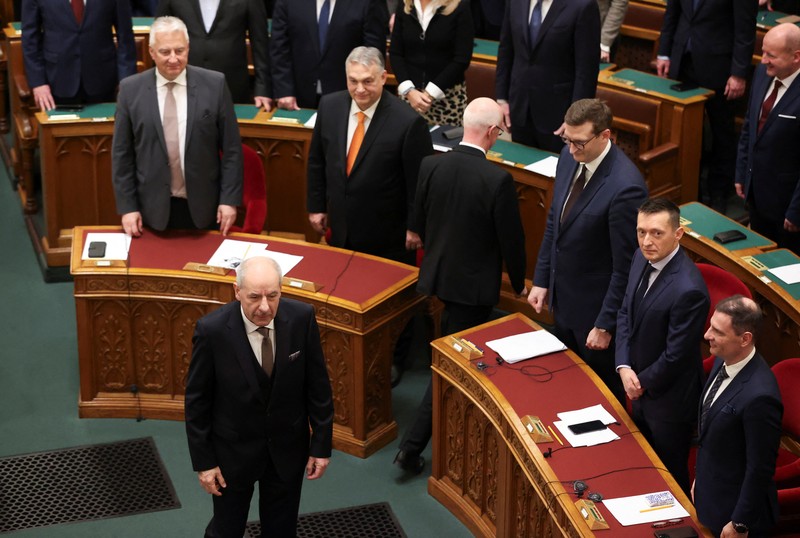 Presiden Hongaria yang baru terpilih Tamas Sulyok, tampak setelah mengambil sumpahnya, saat ia berdiri di dekat Janos Ader, Mantan Presiden Hongaria, pada sidang musim semi parlemen di Budapest, Hongaria, 26 Februari 2024. Presiden Hongaria yang baru terpilih Tamas Sulyok, tampak setelah mengambil sumpahnya, saat ia berdiri di dekat Janos Ader, Mantan Presiden Hongaria, pada sidang musim semi parlemen di Budapest, Hongaria, 26 Februari 2024. (REUTERS/Bernadett Szabo)