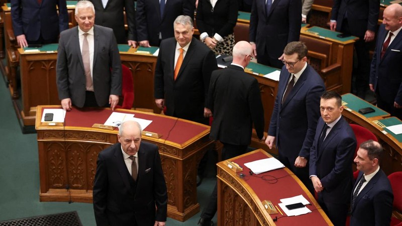 Presiden Hongaria yang baru terpilih Tamas Sulyok, tampak setelah mengambil sumpahnya, saat ia berdiri di dekat Janos Ader, Mantan Presiden Hongaria, pada sidang musim semi parlemen di Budapest, Hongaria, 26 Februari 2024. (REUTERS/Bernadett Szabo)