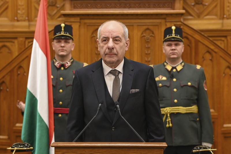 Presiden Hongaria yang baru terpilih Tamas Sulyok, tampak setelah mengambil sumpahnya, saat ia berdiri di dekat Janos Ader, Mantan Presiden Hongaria, pada sidang musim semi parlemen di Budapest, Hongaria, 26 Februari 2024. (REUTERS/Bernadett Szabo)