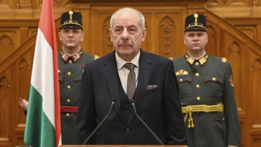 Presiden Hongaria yang baru terpilih Tamas Sulyok, tampak setelah mengambil sumpahnya, saat ia berdiri di dekat Janos Ader, Mantan Presiden Hongaria, pada sidang musim semi parlemen di Budapest, Hongaria, 26 Februari 2024. (REUTERS/Bernadett Szabo)