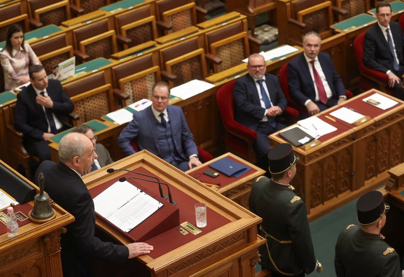 Presiden Hongaria yang baru terpilih Tamas Sulyok, tampak setelah mengambil sumpahnya, saat ia berdiri di dekat Janos Ader, Mantan Presiden Hongaria, pada sidang musim semi parlemen di Budapest, Hongaria, 26 Februari 2024. Presiden Hongaria yang baru terpilih Tamas Sulyok, tampak setelah mengambil sumpahnya, saat ia berdiri di dekat Janos Ader, Mantan Presiden Hongaria, pada sidang musim semi parlemen di Budapest, Hongaria, 26 Februari 2024. (REUTERS/Bernadett Szabo)
