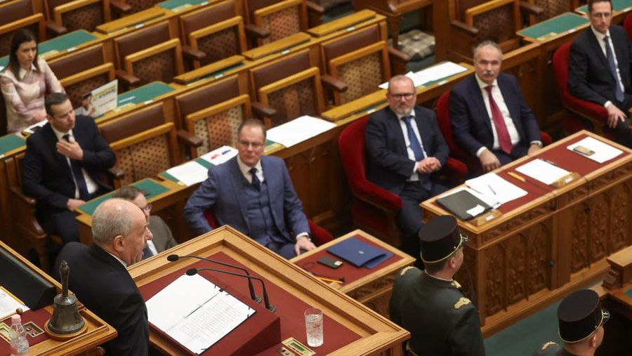 Presiden Hongaria yang baru terpilih Tamas Sulyok, tampak setelah mengambil sumpahnya, saat ia berdiri di dekat Janos Ader, Mantan Presiden Hongaria, pada sidang musim semi parlemen di Budapest, Hongaria, 26 Februari 2024. (REUTERS/Bernadett Szabo)