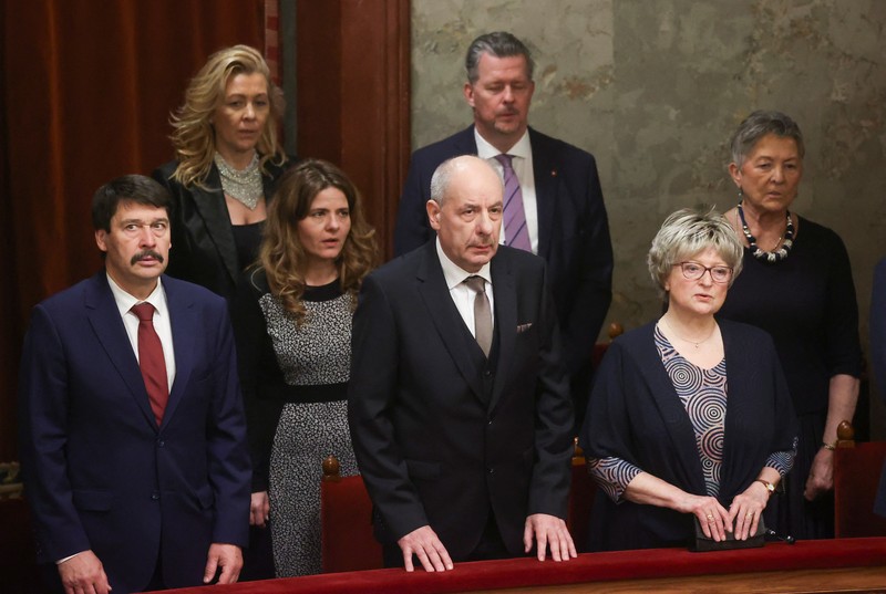 Presiden Hongaria yang baru terpilih Tamas Sulyok, tampak setelah mengambil sumpahnya, saat ia berdiri di dekat Janos Ader, Mantan Presiden Hongaria, pada sidang musim semi parlemen di Budapest, Hongaria, 26 Februari 2024. Presiden Hongaria yang baru terpilih Tamas Sulyok, tampak setelah mengambil sumpahnya, saat ia berdiri di dekat Janos Ader, Mantan Presiden Hongaria, pada sidang musim semi parlemen di Budapest, Hongaria, 26 Februari 2024. (REUTERS/Bernadett Szabo)
