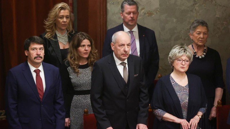 Presiden Hongaria yang baru terpilih Tamas Sulyok, tampak setelah mengambil sumpahnya, saat ia berdiri di dekat Janos Ader, Mantan Presiden Hongaria, pada sidang musim semi parlemen di Budapest, Hongaria, 26 Februari 2024. (REUTERS/Bernadett Szabo)