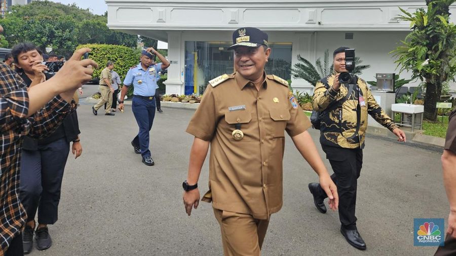 Presiden Joko Widodo (Jokowi) memanggil Penjabat (Pj) Gubernur Sulawesi Selatan Bahtiar Baharuddin ke Istana Negara, Selasa (27/2/2024). (CNBC Indonesia/ Emir Yanwardhana)