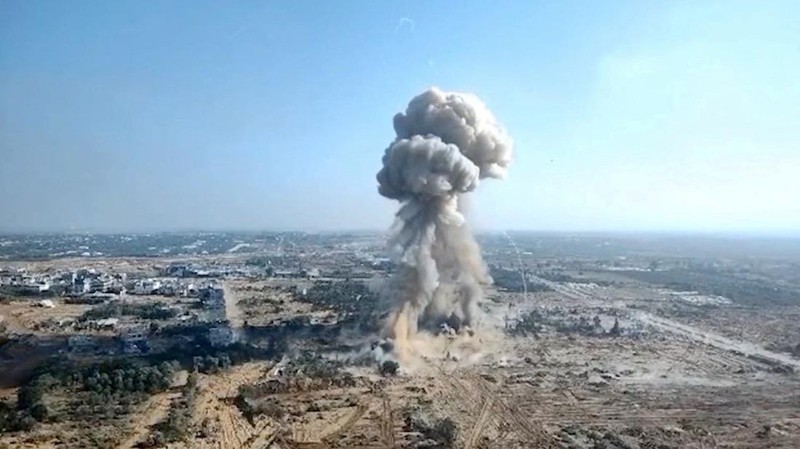 Bagian dalam dari apa yang dikatakan tentara Israel adalah terowongan sepanjang 10 kilometer yang lewat di bawah sebuah rumah sakit dan universitas di lokasi yang ditentukan sebagai Gaza. Terlihat dalam tangkapan layar yang diambil dari video yang dirilis pada 26 Februari 2024. (Israel Defense Forces/Handout via REUTERS)