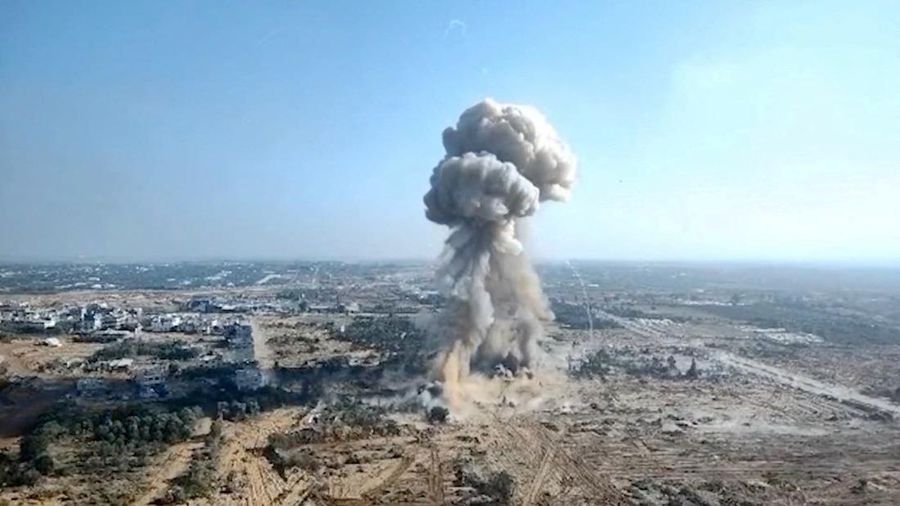 Sebuah ledakan terlihat dalam tangkapan layar yang diambil dari rekaman video yang dirilis pada 26 Februari 2024 oleh tentara Israel yang dikatakan menunjukkan hancurnya terowongan sepanjang 10 kilometer yang lewat di bawah sebuah rumah sakit dan universitas di lokasi yang disebut sebagai Gaza. (Israel Defense Forces/Handout via REUTERS)