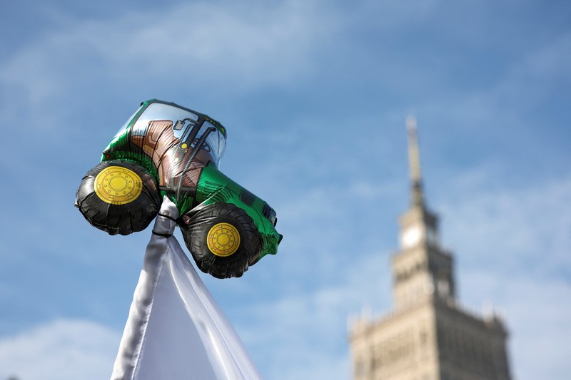 Petani Polandia memegang plakat saat mereka memprotes tekanan harga, pajak dan peraturan ramah lingkungan, keluhan yang disampaikan oleh petani di seluruh Eropa dan terhadap impor produk pertanian dan produk pangan dari Ukraina, dekat Istana Kebudayaan dan Ilmu Pengetahuan di Warsawa, Polandia, Selasa (27/2/2024). (REUTERS/Kacper Pempel) Petani Polandia memegang plakat saat mereka memprotes tekanan harga, pajak dan peraturan ramah lingkungan, keluhan yang disampaikan oleh petani di seluruh Eropa dan terhadap impor produk pertanian dan produk pangan dari Ukraina, dekat Istana Kebudayaan dan Ilmu Pengetahuan di Warsawa, Polandia, Selasa (27/2/2024). (REUTERS/Kacper Pempel)