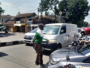 Sabarnya Ajat Hadapi Pengendara Nakal di Perlintasan KA Garuda Bandung