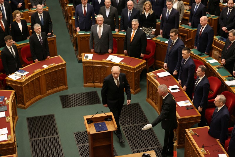 Presiden Hongaria yang baru terpilih Tamas Sulyok, tampak setelah mengambil sumpahnya, saat ia berdiri di dekat Janos Ader, Mantan Presiden Hongaria, pada sidang musim semi parlemen di Budapest, Hongaria, 26 Februari 2024. (REUTERS/Bernadett Szabo)