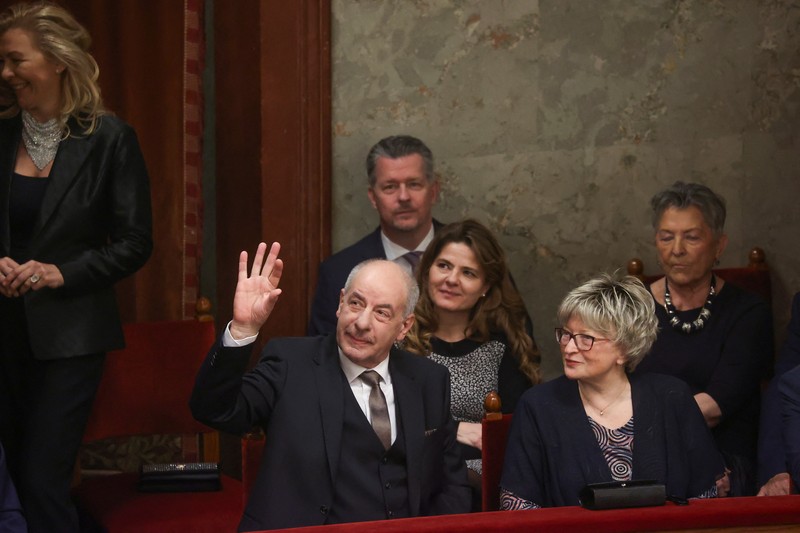Presiden Hongaria yang baru terpilih Tamas Sulyok, tampak setelah mengambil sumpahnya, saat ia berdiri di dekat Janos Ader, Mantan Presiden Hongaria, pada sidang musim semi parlemen di Budapest, Hongaria, 26 Februari 2024. Presiden Hongaria yang baru terpilih Tamas Sulyok, tampak setelah mengambil sumpahnya, saat ia berdiri di dekat Janos Ader, Mantan Presiden Hongaria, pada sidang musim semi parlemen di Budapest, Hongaria, 26 Februari 2024. (REUTERS/Bernadett Szabo)