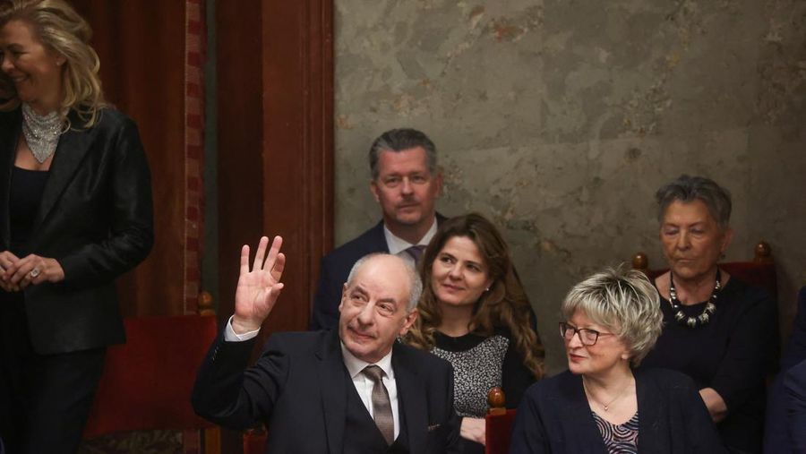 Presiden Hongaria yang baru terpilih Tamas Sulyok, tampak setelah mengambil sumpahnya, saat ia berdiri di dekat Janos Ader, Mantan Presiden Hongaria, pada sidang musim semi parlemen di Budapest, Hongaria, 26 Februari 2024. (REUTERS/Bernadett Szabo)