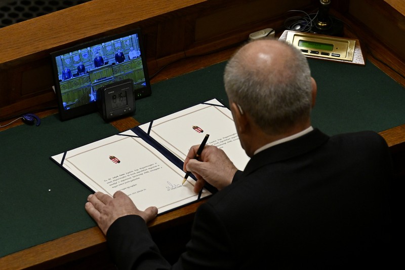 Presiden Hongaria yang baru terpilih Tamas Sulyok, tampak setelah mengambil sumpahnya, saat ia berdiri di dekat Janos Ader, Mantan Presiden Hongaria, pada sidang musim semi parlemen di Budapest, Hongaria, 26 Februari 2024. (REUTERS/Bernadett Szabo)