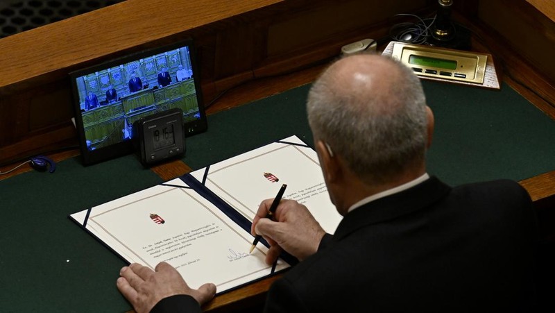 Presiden Hongaria yang baru terpilih Tamas Sulyok, tampak setelah mengambil sumpahnya, saat ia berdiri di dekat Janos Ader, Mantan Presiden Hongaria, pada sidang musim semi parlemen di Budapest, Hongaria, 26 Februari 2024. (REUTERS/Bernadett Szabo)