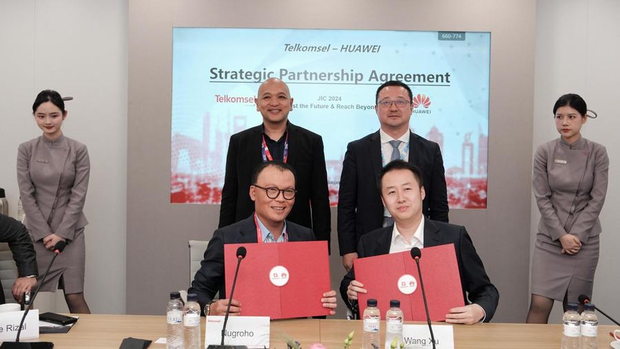 Bertepatan dengan pelaksanaan Mobile World Congress (MWC) 2024 Barcelona, Senin (26/2), Telkomsel dan Huawei menandatangani dua Strategic Partnership Agreement (SPA) yang berfokus pada Home Broadband and 5G Innovation untuk mengeksplorasi pemanfaatan teknologi terkini, serta Talent Development untuk peningkatan kapabilitas keberlanjutan yang mengedepankan prinsip ESG. Kolaborasi antara kedua belah pihak dalam kedua SPA tersebut diharapkan dapat menghadirkan konektivitas, solusi, dan layanan inovatif yang membuka lebih banyak peluang bagi setiap individu, rumah, dan bisnis di Indonesia.