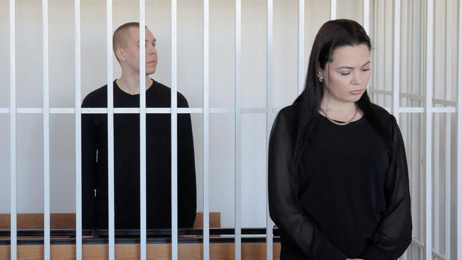 Terdakwa Nikita Zhuravel, yang ditahan pada Mei 2023 berdasarkan undang-undang yang melarang menyinggung perasaan umat beragama setelah dia membakar salinan Al-Quran di luar masjid di kota Volgograd, menghadiri sidang pengadilan di ibu kota Chechnya, Grozny, Rusia, Rabu (27/2/2024). (REUTERS/Chingis Kondarov)