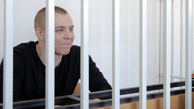 Terdakwa Nikita Zhuravel, yang ditahan pada Mei 2023 berdasarkan undang-undang yang melarang menyinggung perasaan umat beragama setelah dia membakar salinan Al-Quran di luar masjid di kota Volgograd, menghadiri sidang pengadilan di ibu kota Chechnya, Grozny, Rusia, Rabu (27/2/2024). (REUTERS/Chingis Kondarov)
