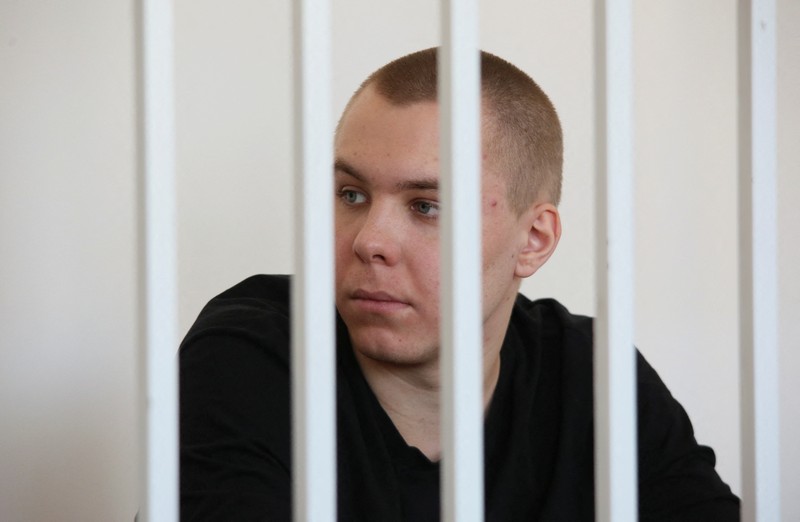 Terdakwa Nikita Zhuravel, yang ditahan pada Mei 2023 berdasarkan undang-undang yang melarang menyinggung perasaan umat beragama setelah dia membakar salinan Al-Quran di luar masjid di kota Volgograd, menghadiri sidang pengadilan di ibu kota Chechnya, Grozny, Rusia, Rabu (27/2/2024). (REUTERS/Chingis Kondarov) Terdakwa Nikita Zhuravel, yang ditahan pada Mei 2023 berdasarkan undang-undang yang melarang menyinggung perasaan umat beragama setelah dia membakar salinan Al-Quran di luar masjid di kota Volgograd, menghadiri sidang pengadilan di ibu kota Chechnya, Grozny, Rusia, Rabu (27/2/2024). (REUTERS/Chingis Kondarov)