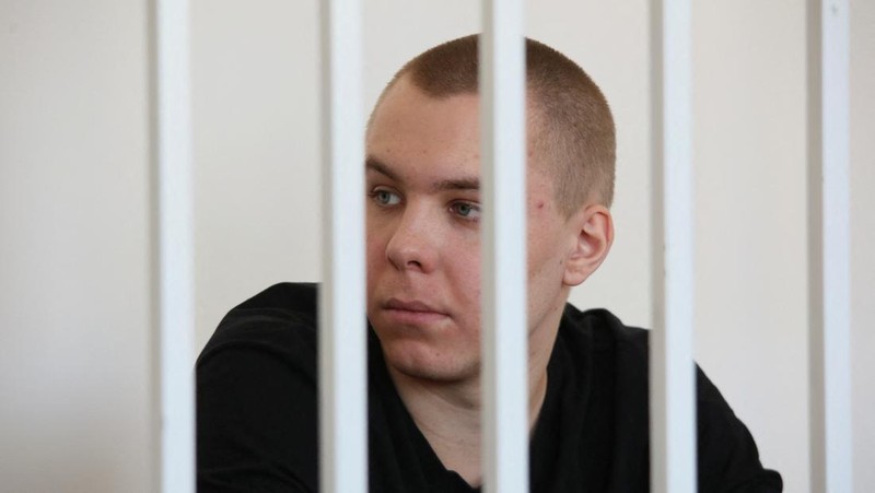 Terdakwa Nikita Zhuravel, yang ditahan pada Mei 2023 berdasarkan undang-undang yang melarang menyinggung perasaan umat beragama setelah dia membakar salinan Al-Quran di luar masjid di kota Volgograd, menghadiri sidang pengadilan di ibu kota Chechnya, Grozny, Rusia, Rabu (27/2/2024). (REUTERS/Chingis Kondarov)