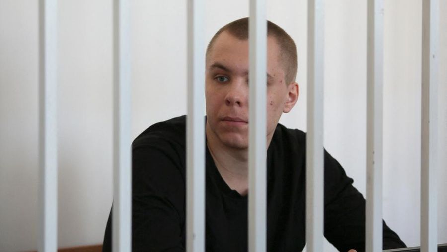 Terdakwa Nikita Zhuravel, yang ditahan pada Mei 2023 berdasarkan undang-undang yang melarang menyinggung perasaan umat beragama setelah dia membakar salinan Al-Quran di luar masjid di kota Volgograd, menghadiri sidang pengadilan di ibu kota Chechnya, Grozny, Rusia, Rabu (27/2/2024). (REUTERS/Chingis Kondarov)