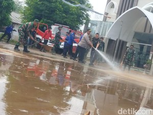 TNI-Polri Bantu Warga Bersihkan Sisa Banjir di Bandar Lampung