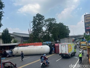 Truk Tangki Elpiji Terguling di Arteri Mojokerto-Sidoarjo Hantam 4 Kendaraan