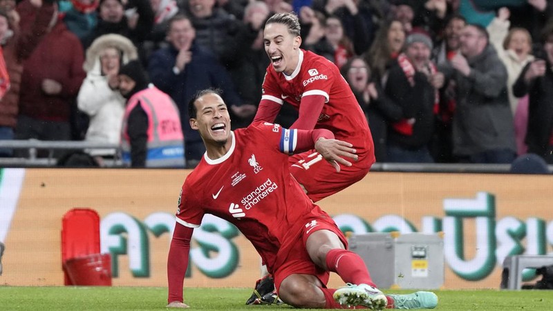 Para pemain Liverpool berpose dengan trofi setelah pertandingan sepak bola final Piala Liga Inggris antara Chelsea dan Liverpool di stadion Wembley, London, pada 25 Februari 2024. Virgil van Dijk mencetak satu-satunya gol di perpanjangan waktu saat Liverpool memenangkan Piala Liga untuk rekor kesepuluh kalinya. (Photo by Glyn KIRK / AFP)