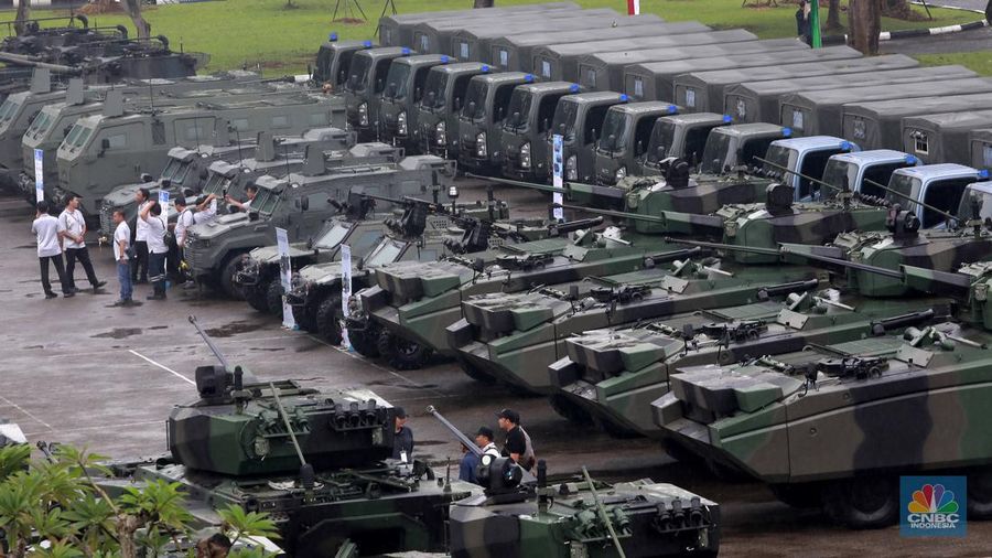Alat utama sistem persenjataan (alutsista) yang terparkir di Lapangan Depan GOR Ahmad Yani Mabes TNI, Jakarta, (28/2/2024). (CNBC Indonesia/Muhammad Sabki) Alat utama sistem persenjataan (alutsista) yang terparkir di Lapangan Depan GOR Ahmad Yani Mabes TNI, Jakarta, (28/2/2024). (CNBC Indonesia/Muhammad Sabki)