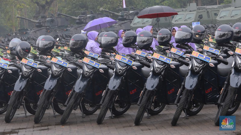 Alat utama sistem persenjataan (alutsista) yang terparkir di Lapangan Depan GOR Ahmad Yani Mabes TNI, Jakarta, (28/2/2024). (CNBC Indonesia/Muhammad Sabki) Alat utama sistem persenjataan (alutsista) yang terparkir di Lapangan Depan GOR Ahmad Yani Mabes TNI, Jakarta, (28/2/2024). (CNBC Indonesia/Muhammad Sabki)