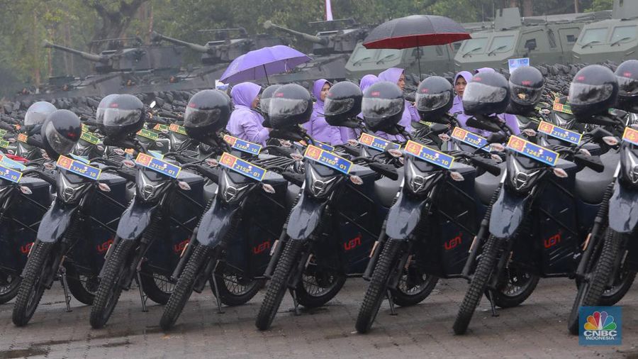 Alat utama sistem persenjataan (alutsista) yang terparkir di Lapangan Depan GOR Ahmad Yani Mabes TNI, Jakarta, (28/2/2024). (CNBC Indonesia/Muhammad Sabki)