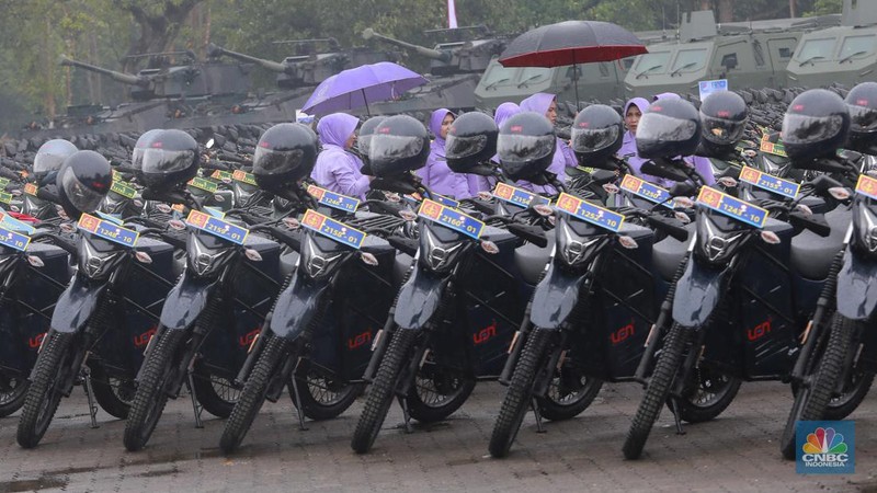 Alat utama sistem persenjataan (alutsista) yang terparkir di Lapangan Depan GOR Ahmad Yani Mabes TNI, Jakarta, (28/2/2024). (CNBC Indonesia/Muhammad Sabki)