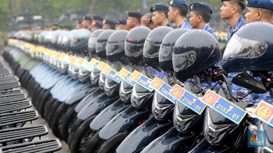Alat utama sistem persenjataan (alutsista) yang terparkir di Lapangan Depan GOR Ahmad Yani Mabes TNI, Jakarta, (28/2/2024). (CNBC Indonesia/Muhammad Sabki)