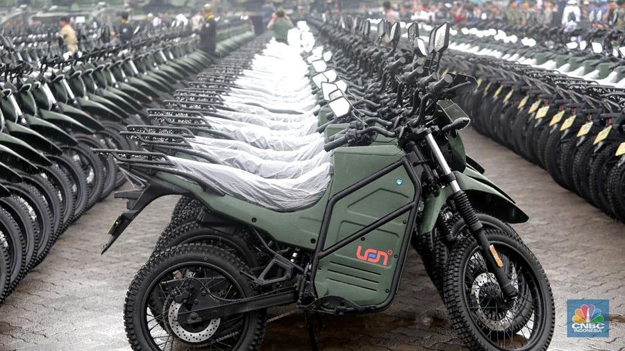 Alat utama sistem persenjataan (alutsista) yang terparkir di Lapangan Depan GOR Ahmad Yani Mabes TNI, Jakarta, (28/2/2024). (CNBC Indonesia/Muhammad Sabki)