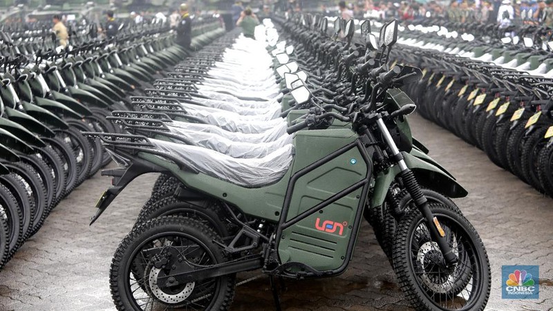 Alat utama sistem persenjataan (alutsista) yang terparkir di Lapangan Depan GOR Ahmad Yani Mabes TNI, Jakarta, (28/2/2024). (CNBC Indonesia/Muhammad Sabki)