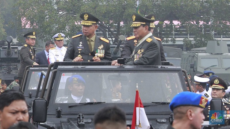 Alat utama sistem persenjataan (alutsista) yang terparkir di Lapangan Depan GOR Ahmad Yani Mabes TNI, Jakarta, (28/2/2024). (CNBC Indonesia/Muhammad Sabki) Alat utama sistem persenjataan (alutsista) yang terparkir di Lapangan Depan GOR Ahmad Yani Mabes TNI, Jakarta, (28/2/2024). (CNBC Indonesia/Muhammad Sabki)