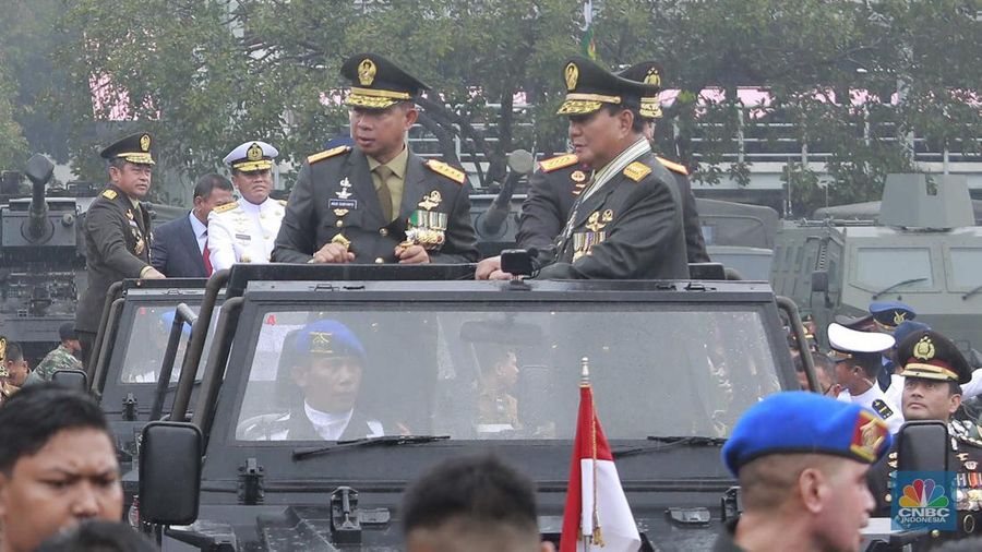 Alat utama sistem persenjataan (alutsista) yang terparkir di Lapangan Depan GOR Ahmad Yani Mabes TNI, Jakarta, (28/2/2024). (CNBC Indonesia/Muhammad Sabki)