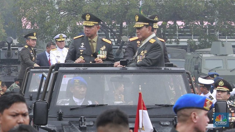 Alat utama sistem persenjataan (alutsista) yang terparkir di Lapangan Depan GOR Ahmad Yani Mabes TNI, Jakarta, (28/2/2024). (CNBC Indonesia/Muhammad Sabki)