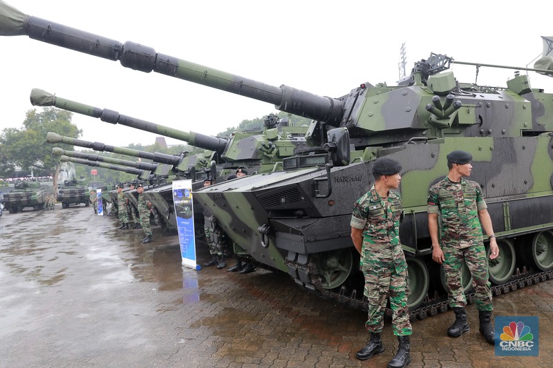 Alat utama sistem persenjataan (alutsista) yang terparkir di Lapangan Depan GOR Ahmad Yani Mabes TNI, Jakarta, (28/2/2024). (CNBC Indonesia/Muhammad Sabki) Alat utama sistem persenjataan (alutsista) yang terparkir di Lapangan Depan GOR Ahmad Yani Mabes TNI, Jakarta, (28/2/2024). (CNBC Indonesia/Muhammad Sabki)
