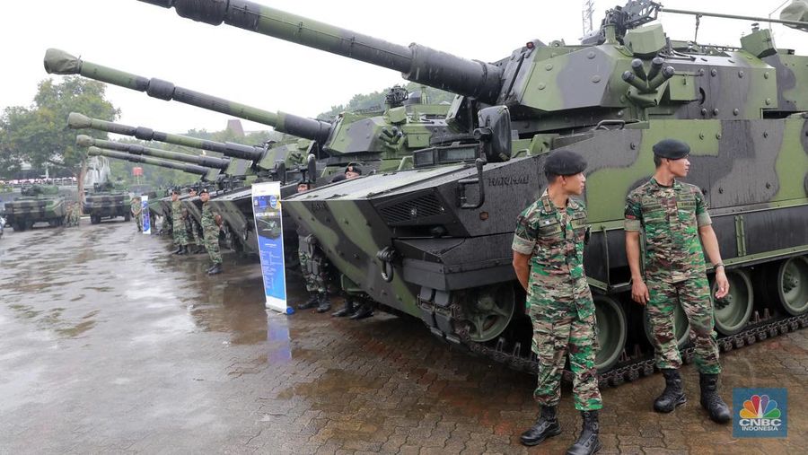 Alat utama sistem persenjataan (alutsista) yang terparkir di Lapangan Depan GOR Ahmad Yani Mabes TNI, Jakarta, (28/2/2024). (CNBC Indonesia/Muhammad Sabki)