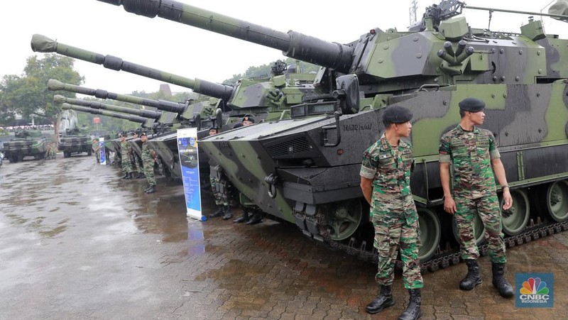 Alat utama sistem persenjataan (alutsista) yang terparkir di Lapangan Depan GOR Ahmad Yani Mabes TNI, Jakarta, (28/2/2024). (CNBC Indonesia/Muhammad Sabki)