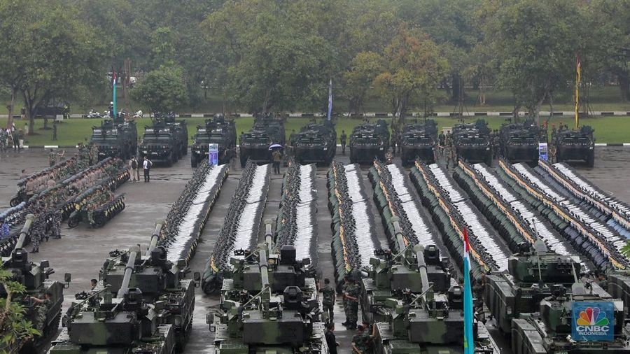 Alat utama sistem persenjataan (alutsista) yang terparkir di Lapangan Depan GOR Ahmad Yani Mabes TNI, Jakarta, (28/2/2024). (CNBC Indonesia/Muhammad Sabki)