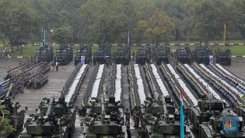 Alat utama sistem persenjataan (alutsista) yang terparkir di Lapangan Depan GOR Ahmad Yani Mabes TNI, Jakarta, (28/2/2024). (CNBC Indonesia/Muhammad Sabki)