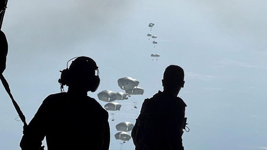 Anggota Angkatan Bersenjata Yordania menjatuhkan paket bantuan melalui udara di sepanjang pantai Gaza, bekerja sama dengan Mesir, Qatar, Prancis, dan UEA, 27 Februari 2024. (REUTERS/Jehad Shelbak)