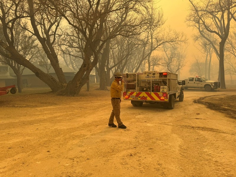 Kebakaran hutan yang memicu evakuasi terjadi di utara Shattuck, Oklahoma, AS, 27 Februari 2024. Kebakaran hutan yang memicu evakuasi terjadi di utara Shattuck, Oklahoma, AS, 27 Februari 2024. (REUTERS/Nick Oxford)