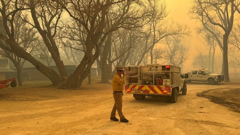 Kebakaran hutan yang memicu evakuasi terjadi di utara Shattuck, Oklahoma, AS, 27 Februari 2024. (REUTERS/Nick Oxford)